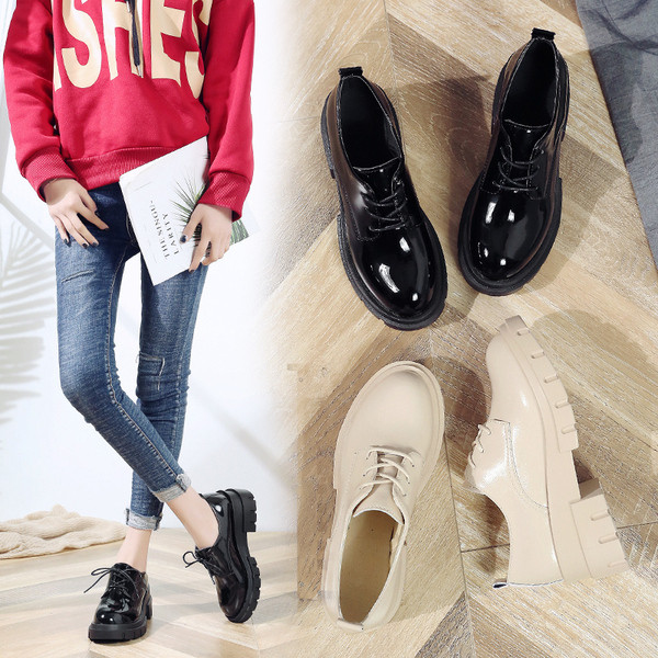 Модерни дамски обувки с висока подметка в черен и бежов цвят 