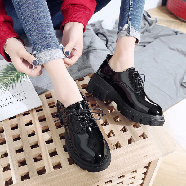 Модерни дамски обувки с висока подметка в черен и бежов цвят 