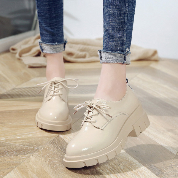 Модерни дамски обувки с висока подметка в черен и бежов цвят 