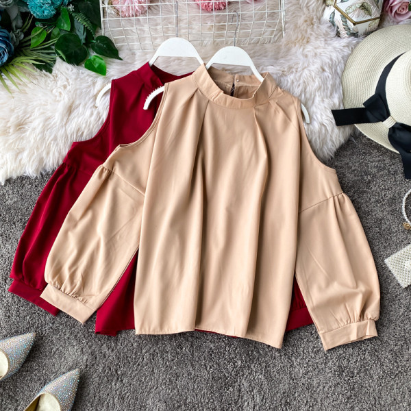 Moodne paljaste õlgade ja ovaalse kaelusega naiste särk mitmes värvitoonis