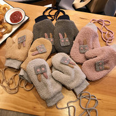 Neljas värvitoonis 3D elemendiga jänese ja kaelalipsuga plüüsis lastekindad