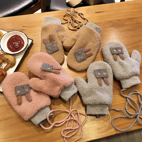 Neljas värvitoonis 3D elemendiga jänese ja kaelalipsuga plüüsis lastekindad