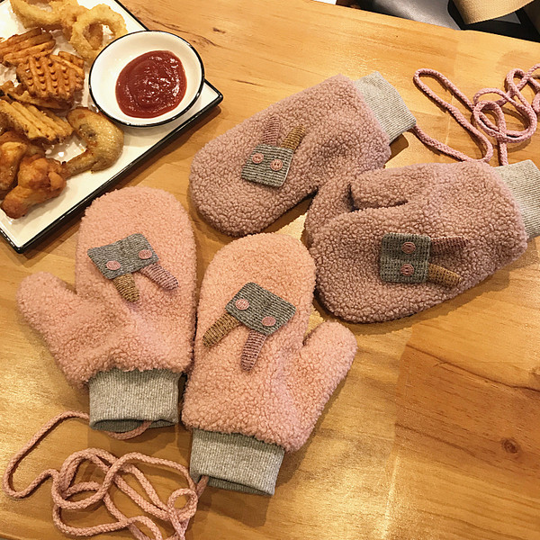 Neljas värvitoonis 3D elemendiga jänese ja kaelalipsuga plüüsis lastekindad