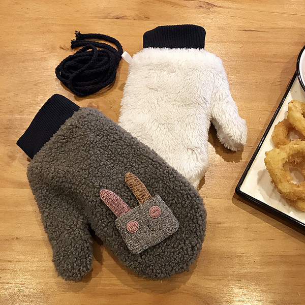 Neljas värvitoonis 3D elemendiga jänese ja kaelalipsuga plüüsis lastekindad