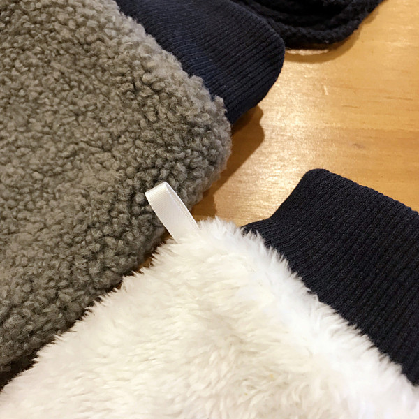 Neljas värvitoonis 3D elemendiga jänese ja kaelalipsuga plüüsis lastekindad