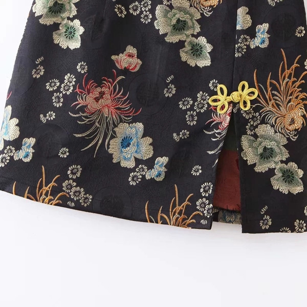 Къса вталена пола с висока талия и цепка в черен цвят с флорална бродерия