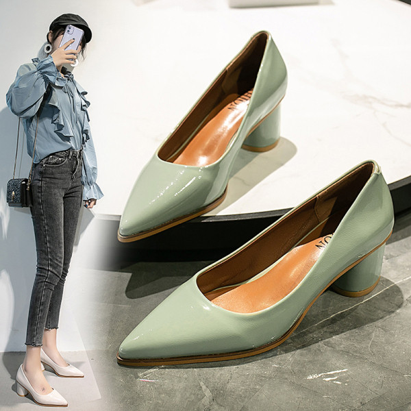 Дамски модерни обувки с дебел нисък ток заострен модел в зелен, бял и черен цвят 