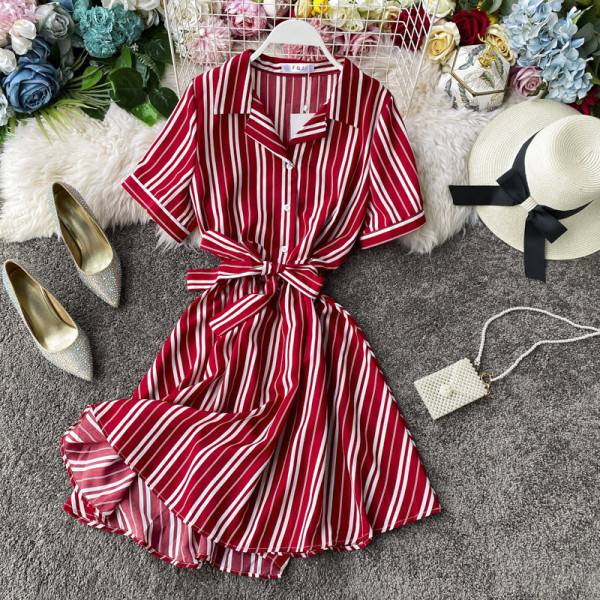 Модерна дамска раирана рокля с къс ръкав и копчета в четири цвята