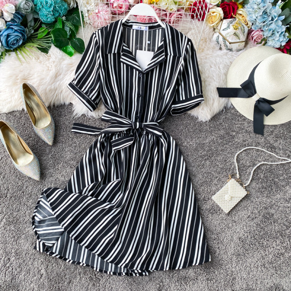 Модерна дамска раирана рокля с къс ръкав и копчета в четири цвята