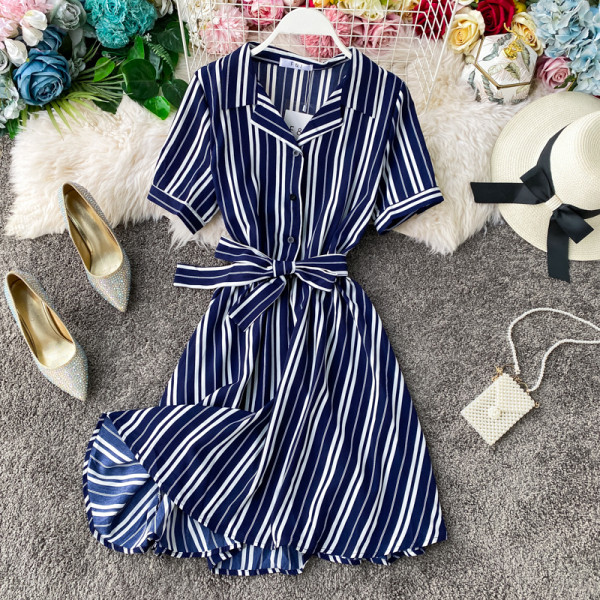 Модерна дамска раирана рокля с къс ръкав и копчета в четири цвята