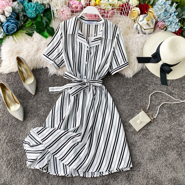 Модерна дамска раирана рокля с къс ръкав и копчета в четири цвята