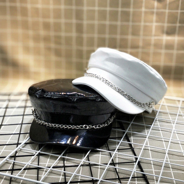 Модерен дамски лачен каскет с метална верижка в черен и бял цвят