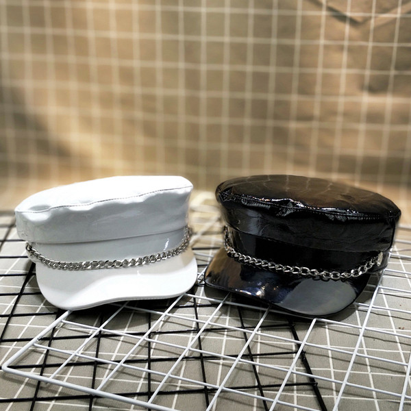 Модерен дамски лачен каскет с метална верижка в черен и бял цвят