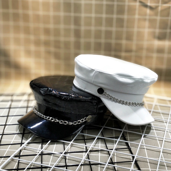 Модерен дамски лачен каскет с метална верижка в черен и бял цвят