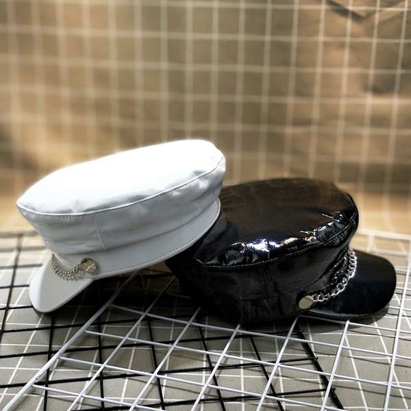 Модерен дамски лачен каскет с метална верижка в черен и бял цвят