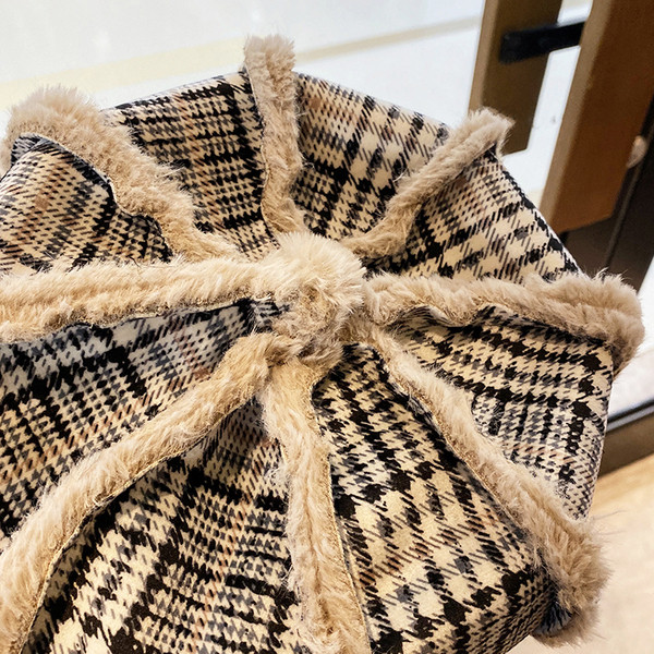 Модерна дамска карирана шапка с козирка и мека подплата 