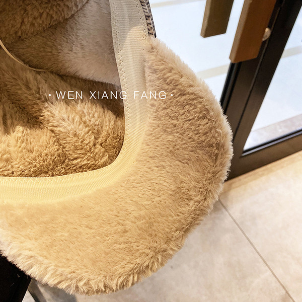 Модерна дамска карирана шапка с козирка и мека подплата 