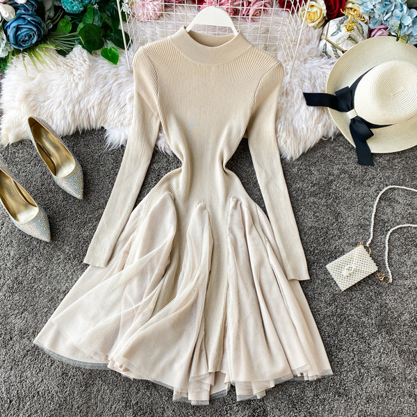 Модерна дамска плетена рокля с овално деколте в черен и бежов цвят