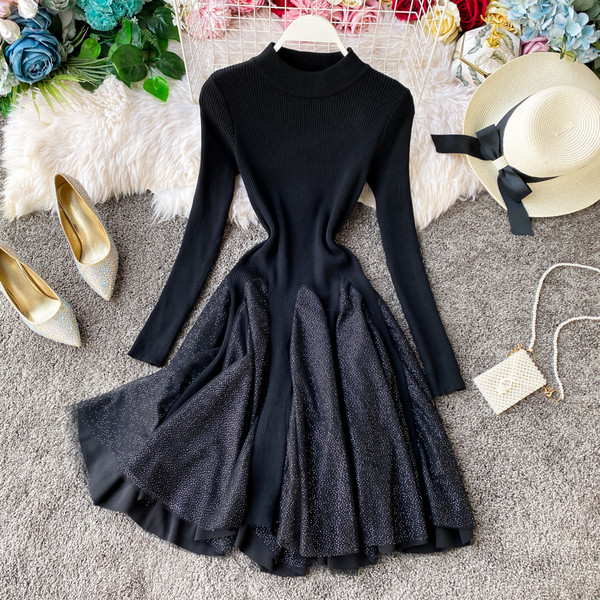 Модерна дамска плетена рокля с овално деколте в черен и бежов цвят