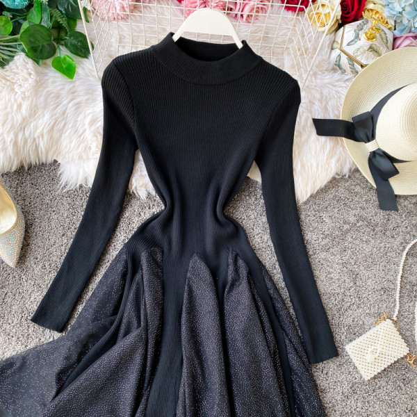 Модерна дамска плетена рокля с овално деколте в черен и бежов цвят