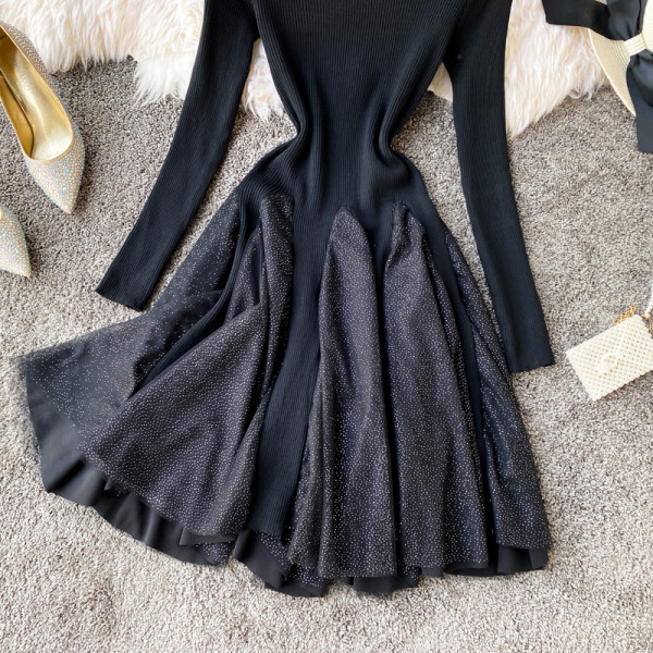 Модерна дамска плетена рокля с овално деколте в черен и бежов цвят