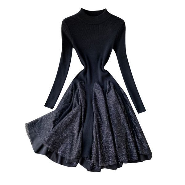 Модерна дамска плетена рокля с овално деколте в черен и бежов цвят