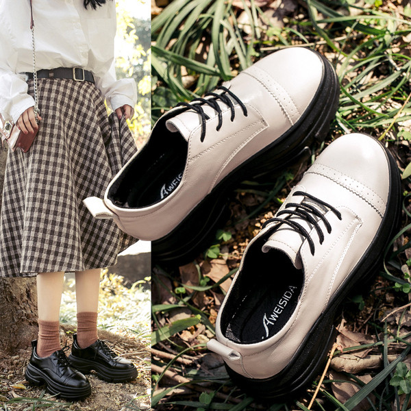 Ежедневни дамски обувки с равна подметка от еко кожа в черен и бял цвят 