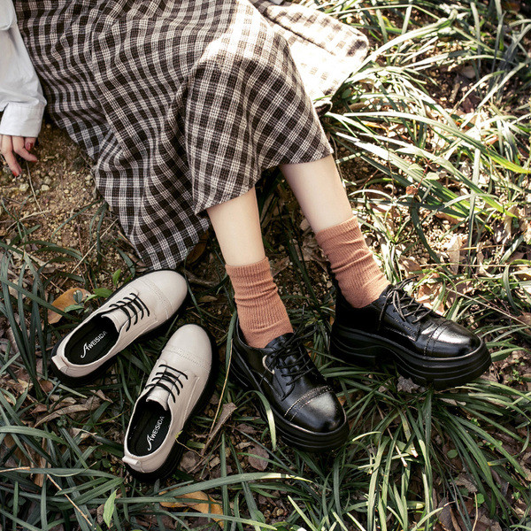 Ежедневни дамски обувки с равна подметка от еко кожа в черен и бял цвят 