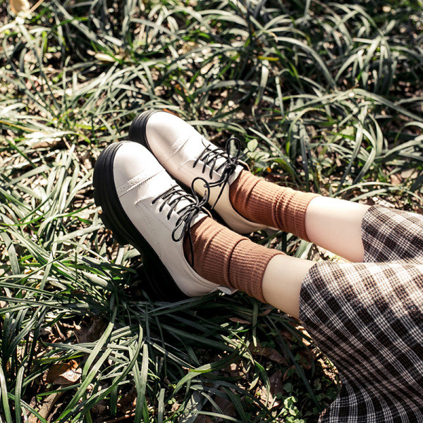 Ежедневни дамски обувки с равна подметка от еко кожа в черен и бял цвят 