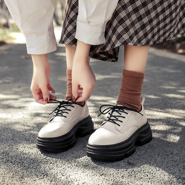 Ежедневни дамски обувки с равна подметка от еко кожа в черен и бял цвят 