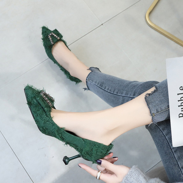 Модерни дамски обувки заострен модел с тънък ток и метален елемент в черен и зелен цвят 