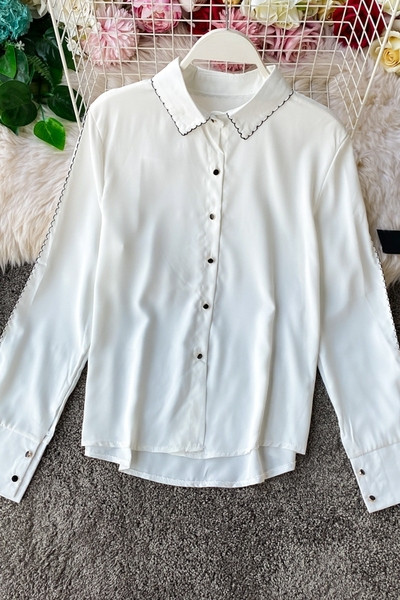 Moodne naiste särk nööpide ja klassikalise kraega kolmes värvitoonis