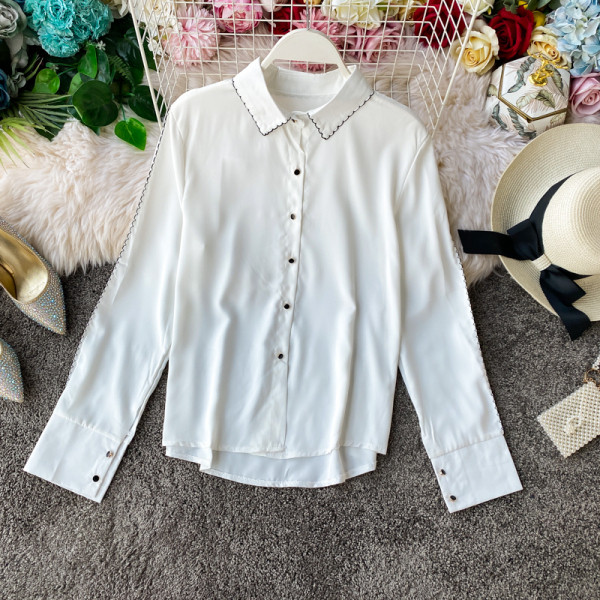 Moodne naiste särk nööpide ja klassikalise kraega kolmes värvitoonis