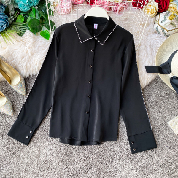 Moodne naiste särk nööpide ja klassikalise kraega kolmes värvitoonis