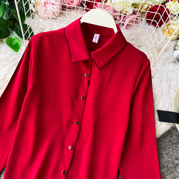 Moodne naiste särk nööpide ja klassikalise kraega kolmes värvitoonis