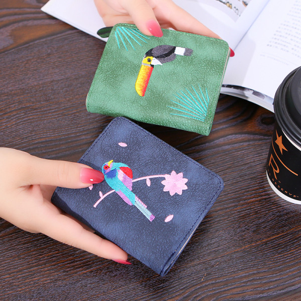 Модерно дамско портмоне с бродерия папагал - четири модела 