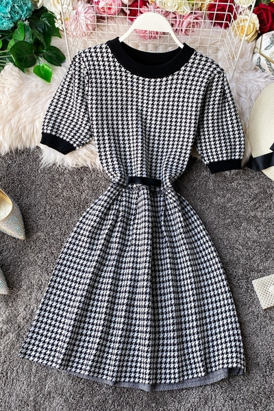 Модерна дамска карирана рокля с къс ръкав и ластик на талията