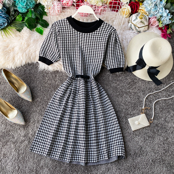 Модерна дамска карирана рокля с къс ръкав и ластик на талията