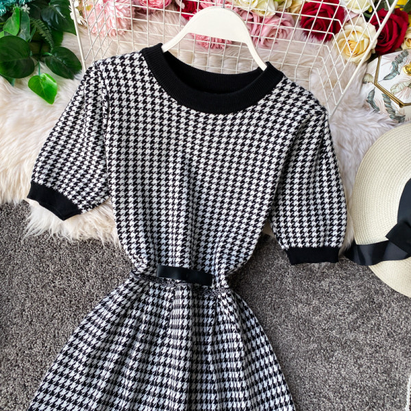 Модерна дамска карирана рокля с къс ръкав и ластик на талията