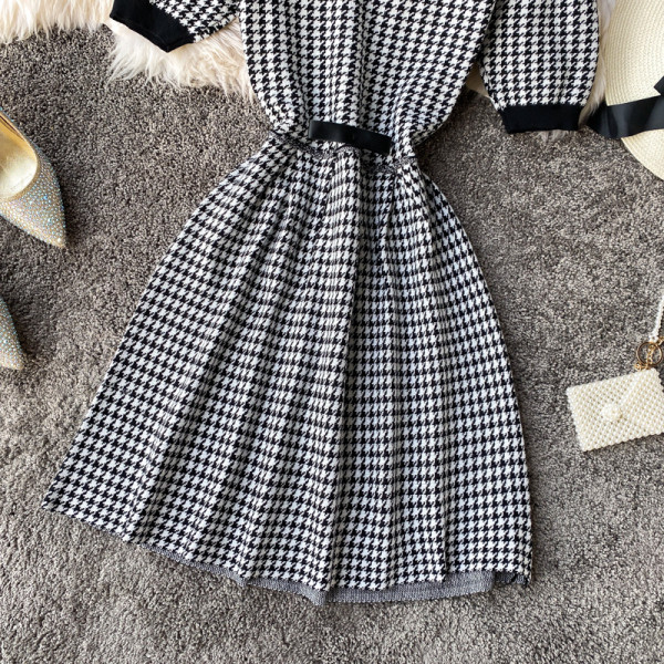 Модерна дамска карирана рокля с къс ръкав и ластик на талията