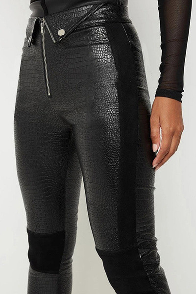 Нов модел дамски панталон имитиращ крокодилска кожа с цип в черен цвят