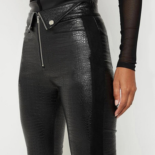 Нов модел дамски панталон имитиращ крокодилска кожа с цип в черен цвят