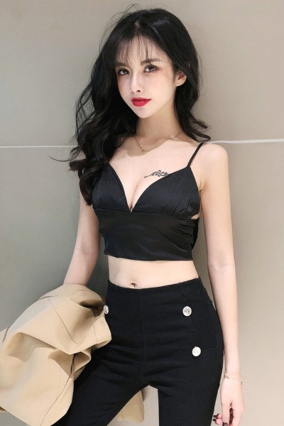 Късо модерно бюстие с V-образно деколте и тънки презрамки в черен цвят