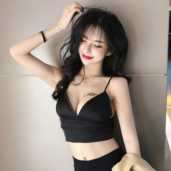 Късо модерно бюстие с V-образно деколте и тънки презрамки в черен цвят