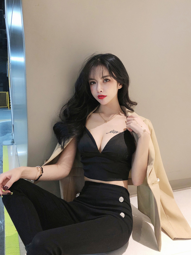 Късо модерно бюстие с V-образно деколте и тънки презрамки в черен цвят