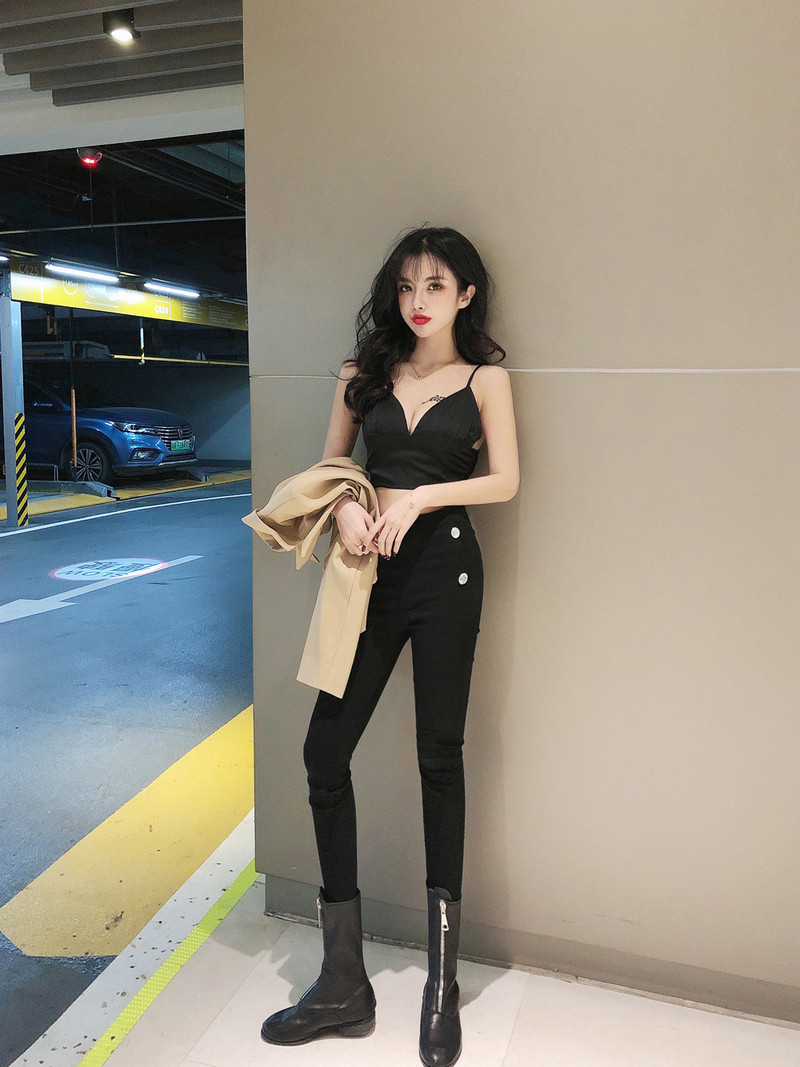 Късо модерно бюстие с V-образно деколте и тънки презрамки в черен цвят