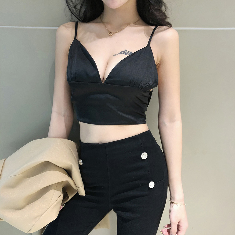 Късо модерно бюстие с V-образно деколте и тънки презрамки в черен цвят