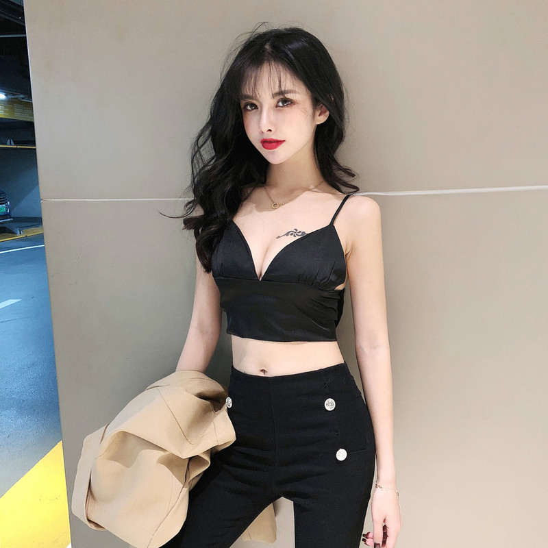 Късо модерно бюстие с V-образно деколте и тънки презрамки в черен цвят