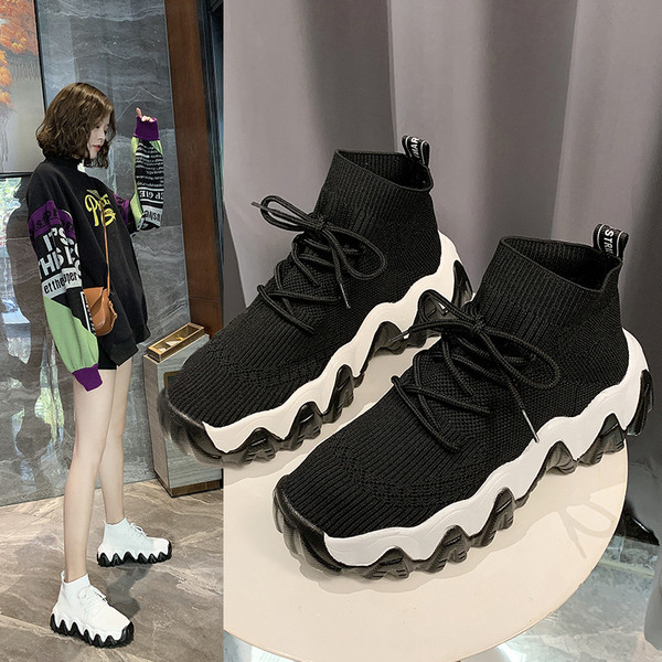 Нов модел дамски маратонки тип чорап и груба подметка в черен и бял цвят 