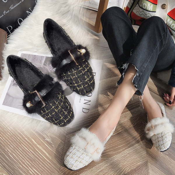 Дамски ежедневни обувки с пух и равна подметка в черен и бял цвят 